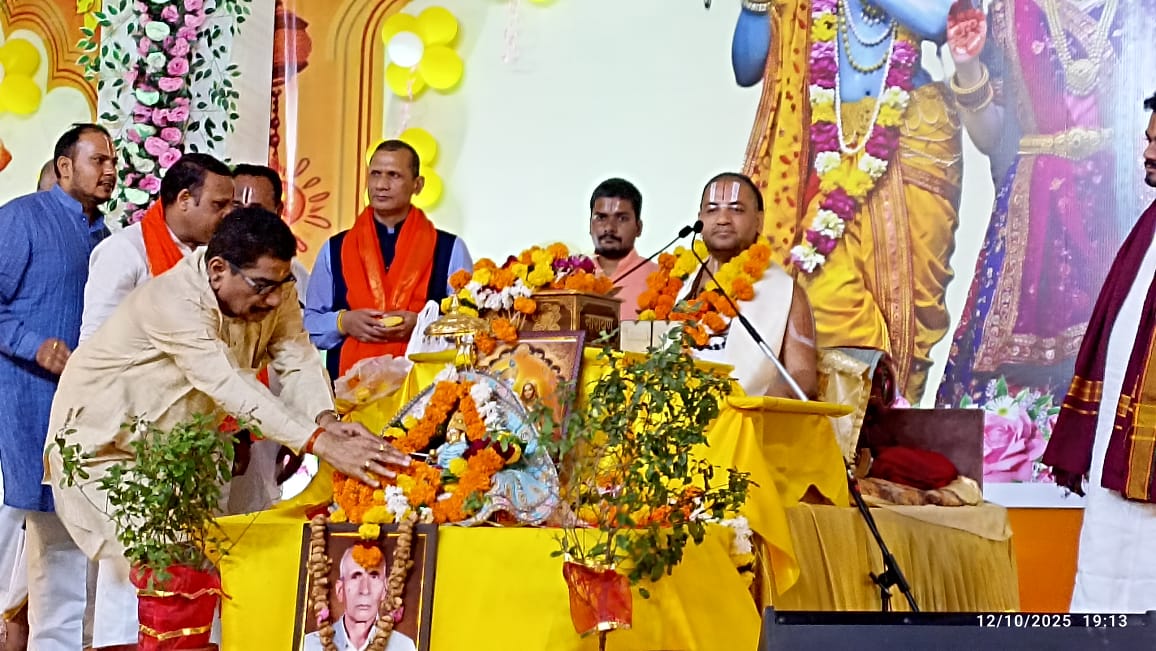 श्री जितेन्द्र लटोरिया जी द्वारा गुरुजी से आशीर्वाद प्राप्ति